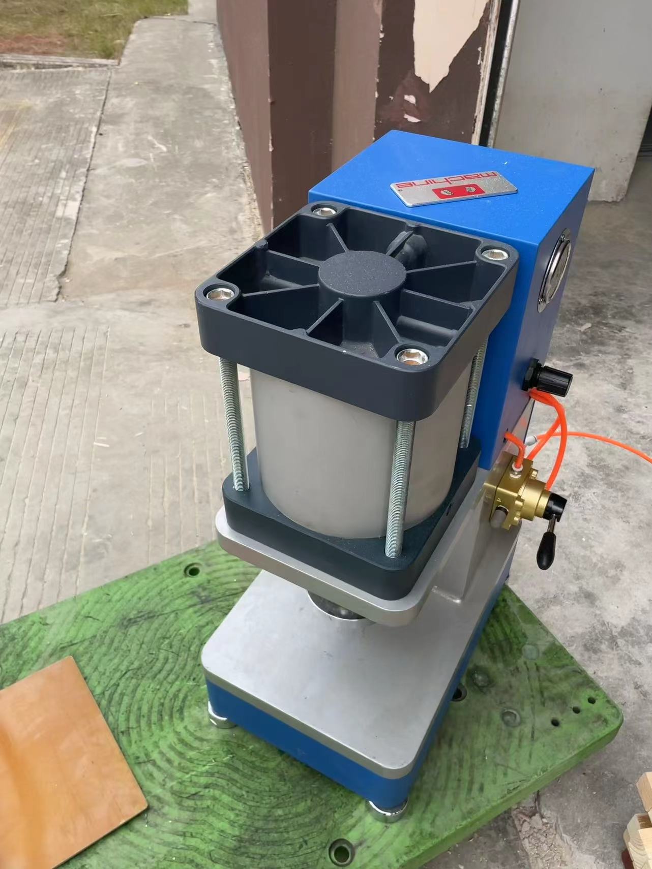 江蘇摩信氣動(dòng)沖片機(jī)順利通過(guò)煙臺(tái)客戶驗(yàn)收