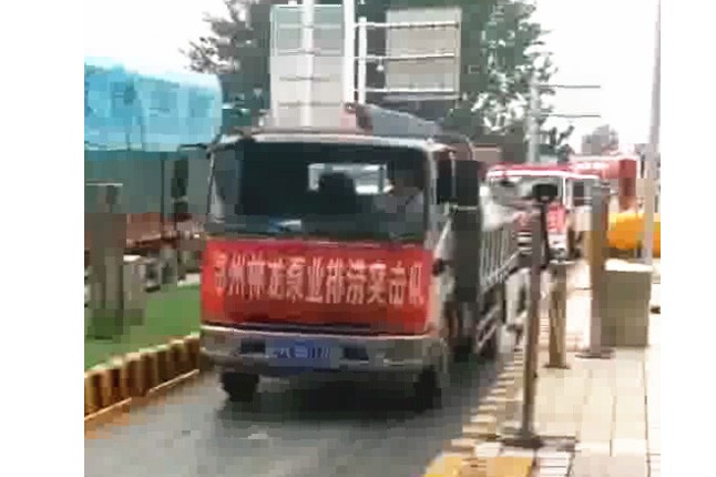 我公司新組織的搶險(xiǎn)排澇設(shè)備及人員，出發(fā)馳援焦作災(zāi)區(qū)，兄弟們辛苦了，加油！