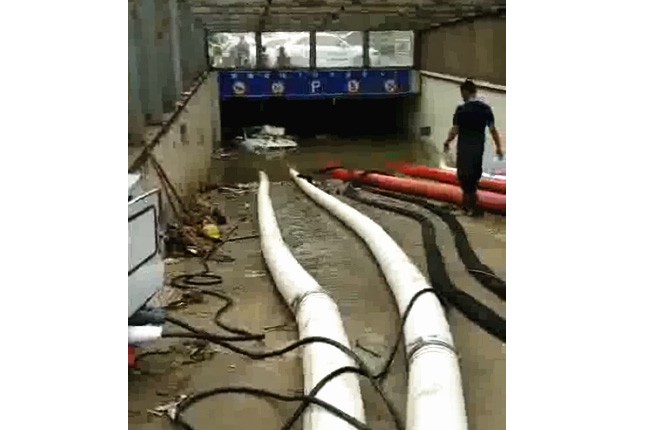 二環(huán)支路沙口路，山東消防兩臺(tái)，我們?nèi)_(tái)潛水泵同時(shí)運(yùn)行，一切正常了