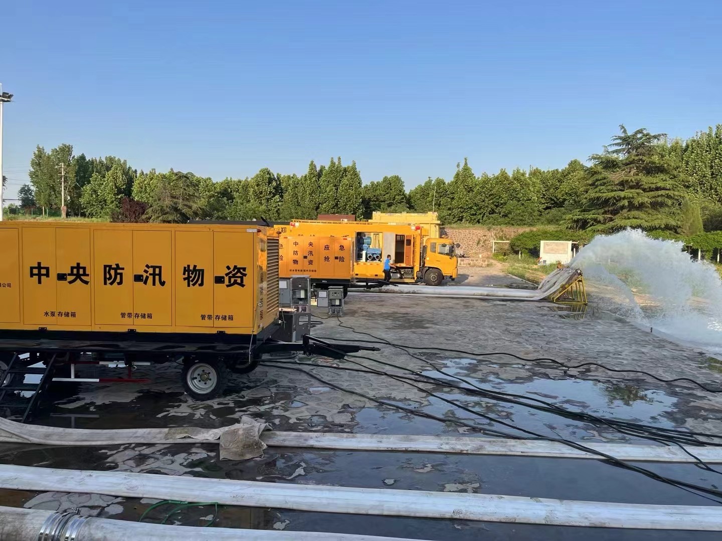 洞庭湖搶險現(xiàn)場，排勞設(shè)備晝夜不停